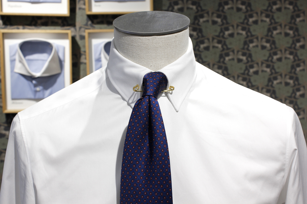 col épinglé et cravate noeud simple